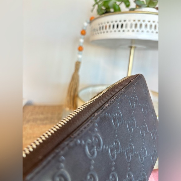 GUCCI CHOCOLATE BROWN EMBOSSED FULL ZIPPY WALLET WITH BOW GOLD HARDWARE - Picture 9 of 14